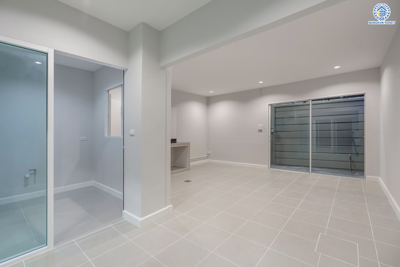 บ้านมือสองตกแต่งใหม่ ม.พาทิโอ แจ้งวัฒนะ-เมืองทอง ใจกลางเมืองทองธานี พร้อมสิ่งอำนวยความสะดวกครบครัน ใกล้ทะเลสาบเมืองทอง หลังใหญ่ 3 ชั้น บนเนื้อที่ 22 ตร.ว. ฟังก์ชัน พร้อม 3 ห้องนอน 3 ห้องน้ำ บนทำเลเชื่อมต่อ ถ.ติวานนท์, ถ.แจ้งวัฒนะ ใกล้ทางด่วน "เมืองทอง"...